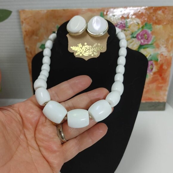 3/$30 Vintage 50s white Lucite plastic beaded graduated choker necklace Earrings - Picture 2 of 5
